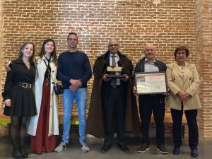 La junta directiva de la cofradía de Bercianos de Aliste posa con el Banzo de Oro Institucional