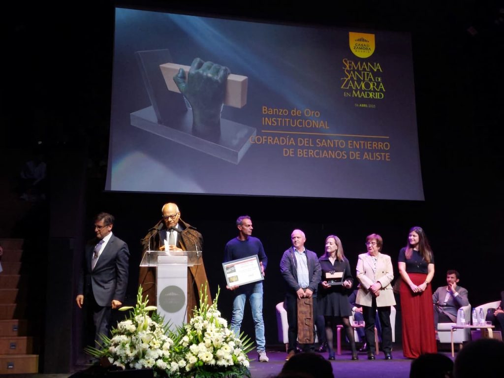 Entrega del Banzo de Oro Institucional